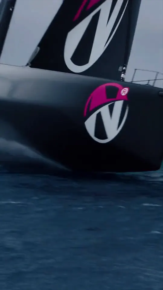 Kurzfilm: ein foilender Rennsegler und ein Rennboot mit dem NAMMERT Logo in voller Fahrt über das Wasser